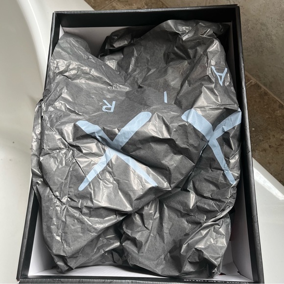 Kaws Jordan 4 retro taille 9 de couleur grise disponible - Picture 8 of 12